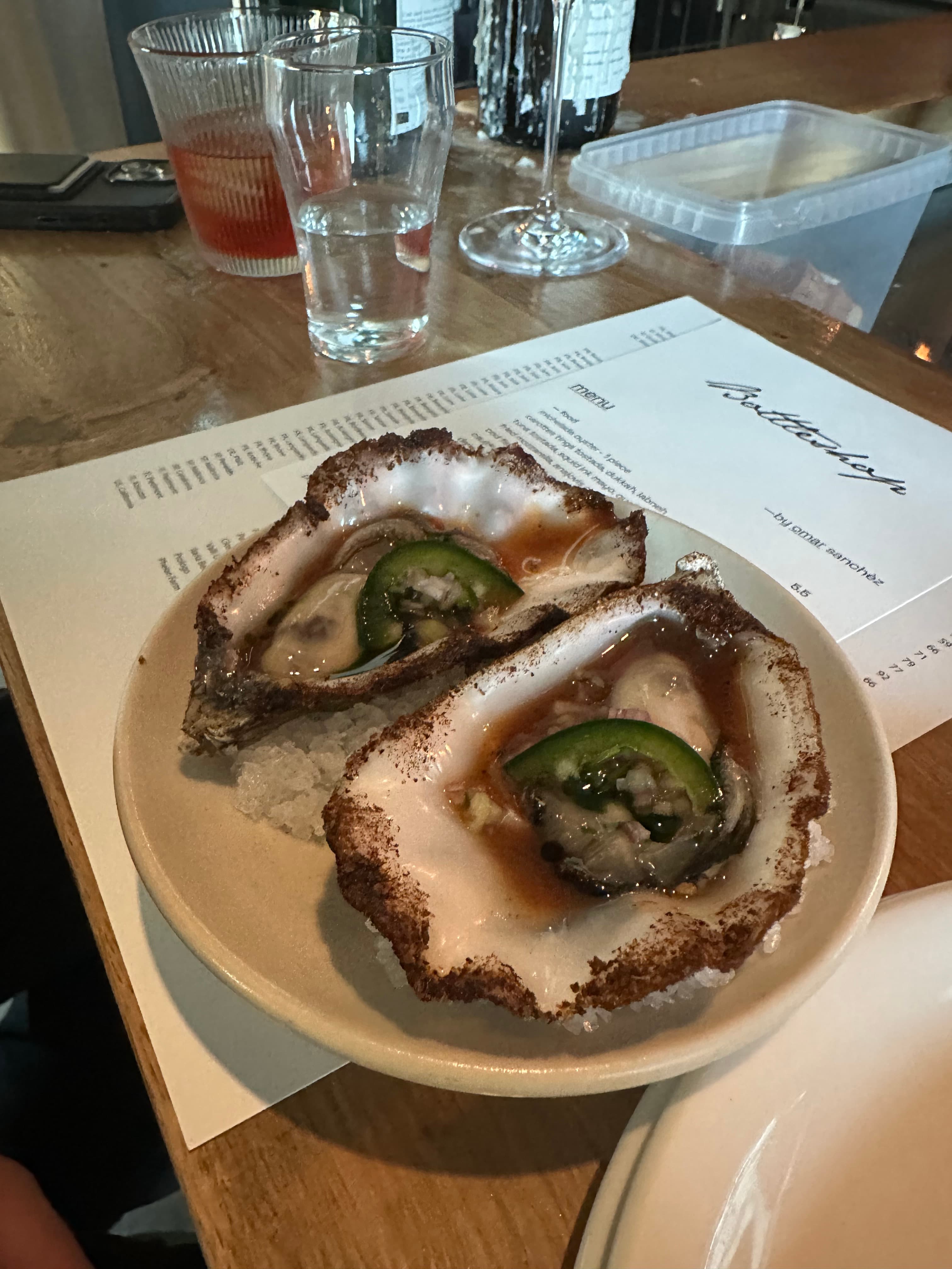 Oesters met tajín en jalapeño op ijs — Bottle Shop