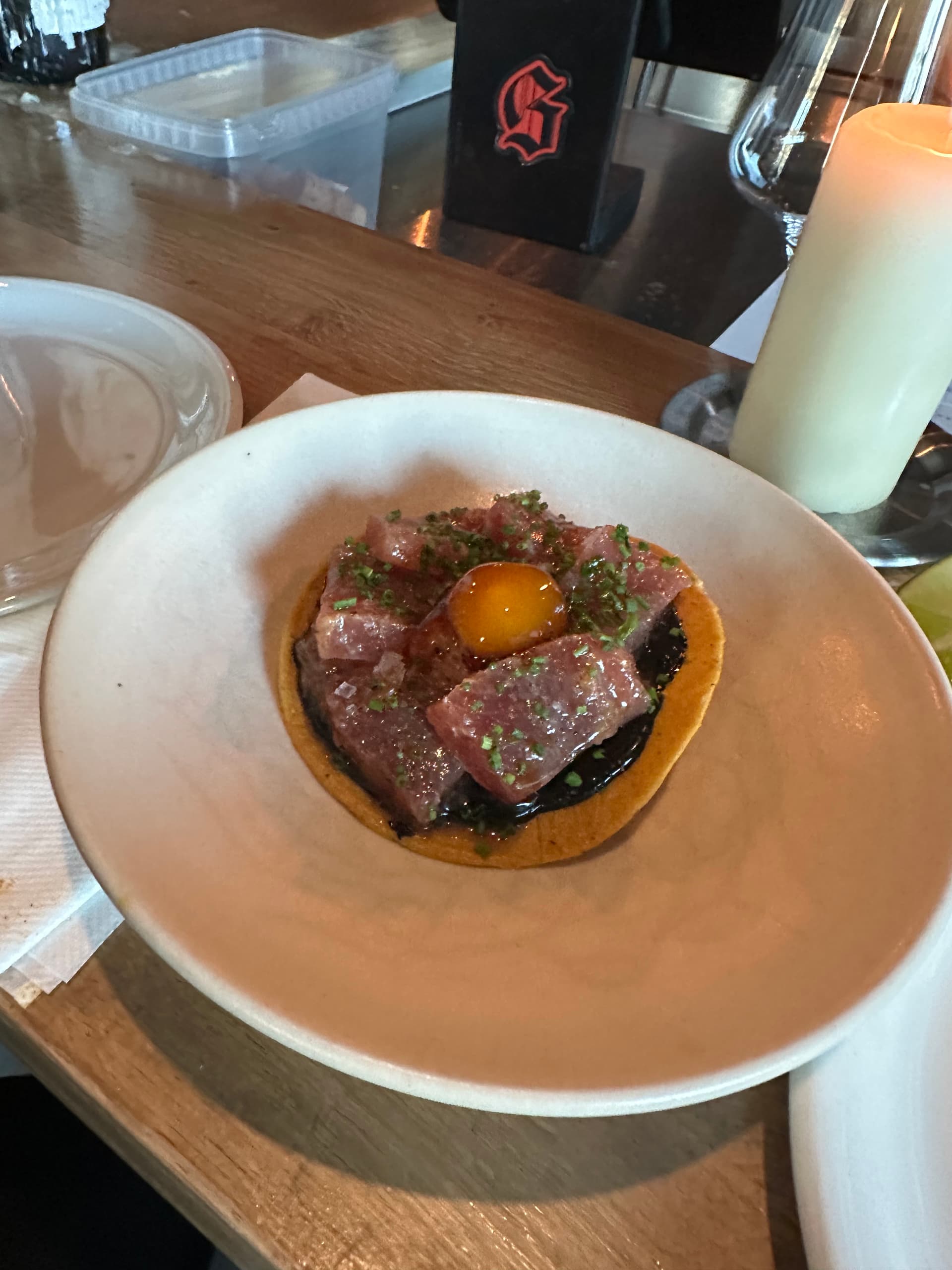 Bieftartaar op masa tostada met gezouten eidooier — Bottle Shop