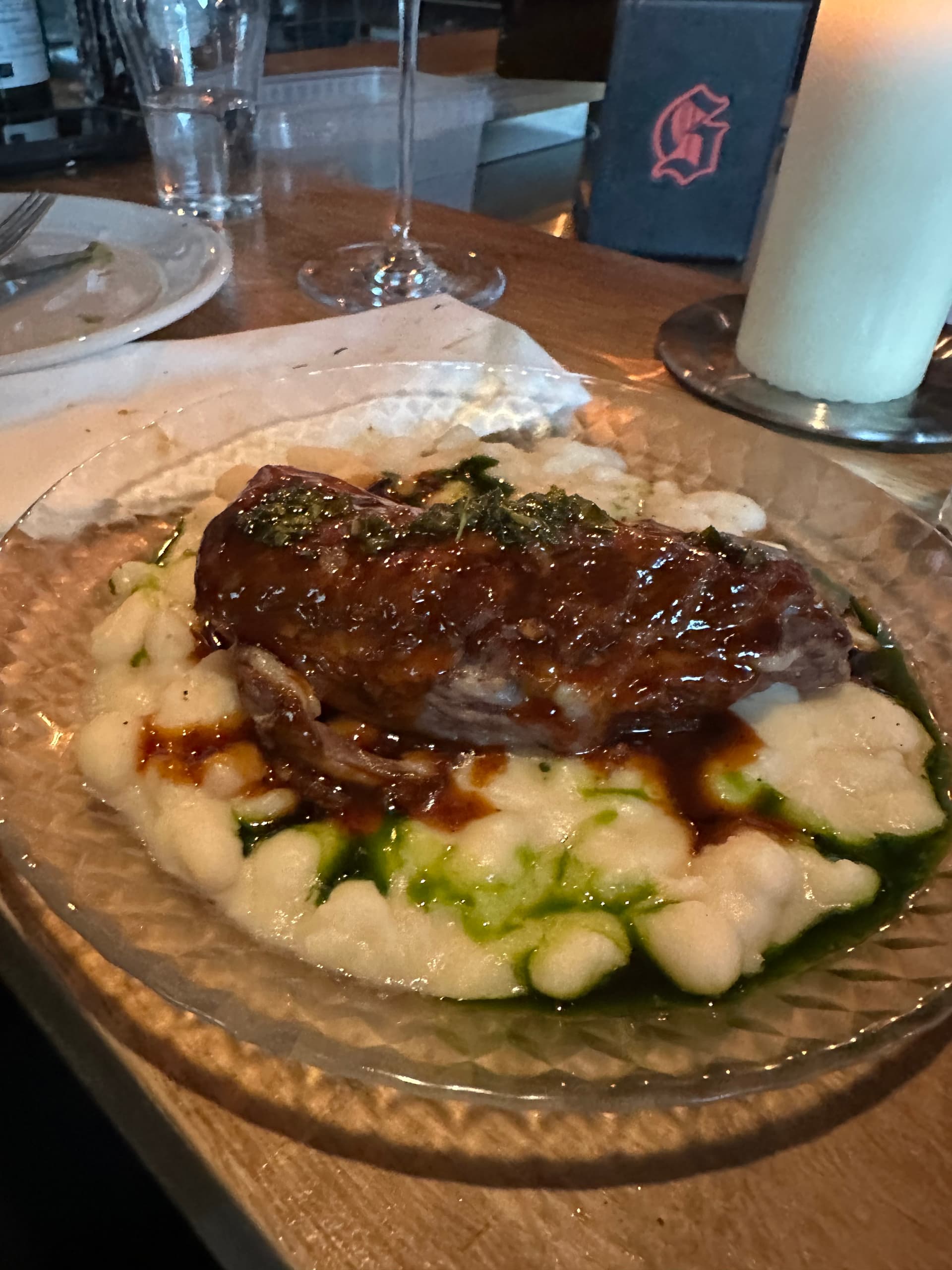Gestoofde short rib op witte bonen met kruidenolie — Bottle Shop
