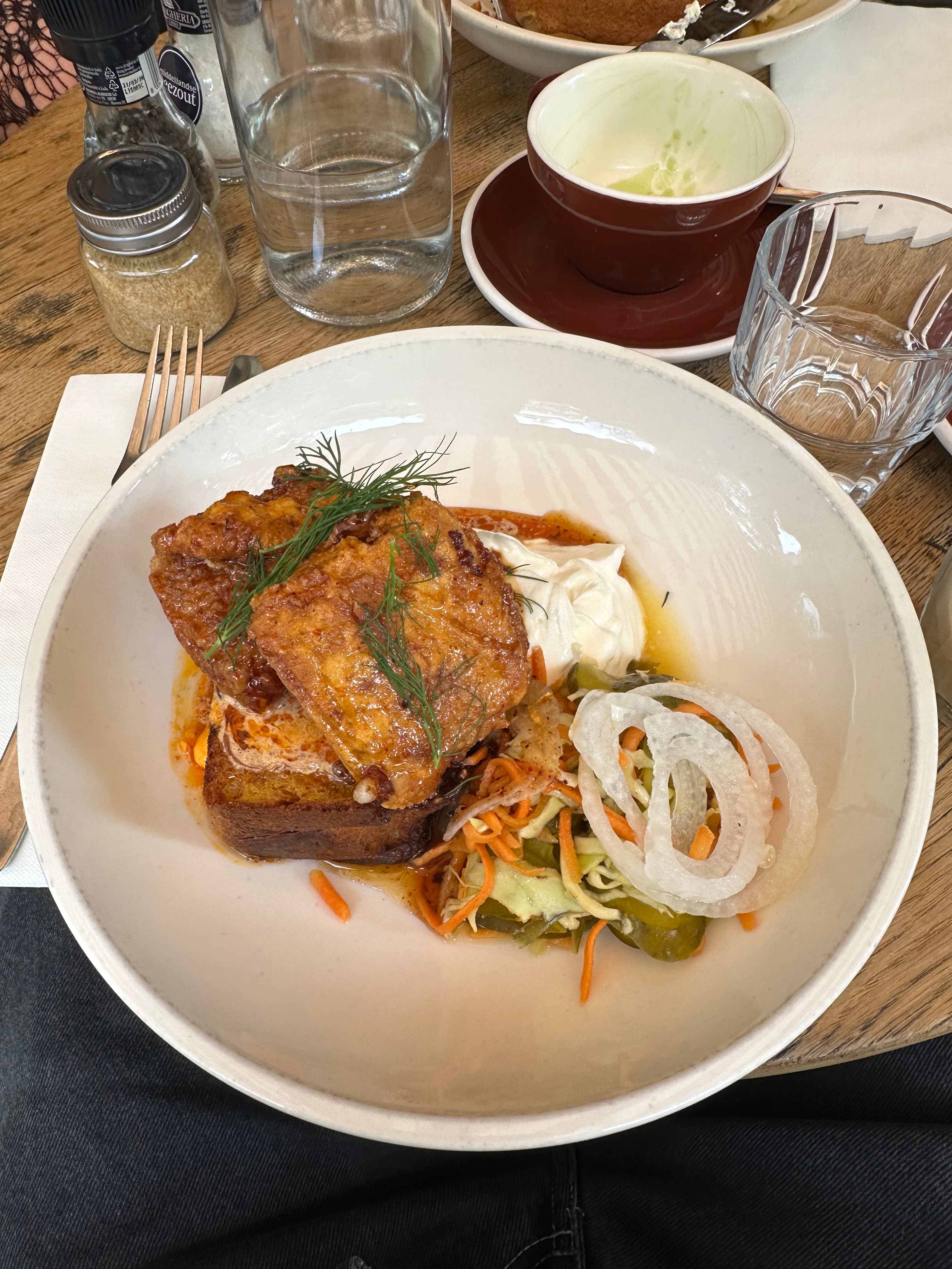 Gefrituurde halloumi met cornbread - Little Collins' vegetarische versie van waffle chicken